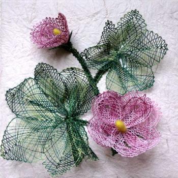 Preview: 143 Klöppelbrief Keilrahmenbild "Malven in Bertas Garten“