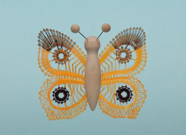 Preview: 025 Klöppelbrief Schmetterling "Goldene Acht" für Holzkörper