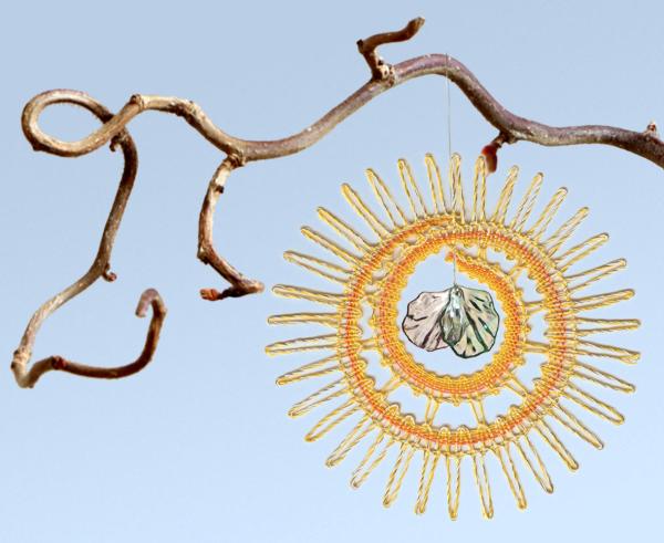 621 Bastelset "Blättchen im Sonnenschein" - Sonne-Klöppelbrief mit 8 bunten Acryl-Blättchen