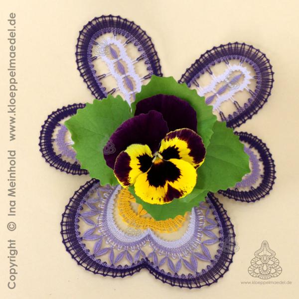 371 Klöppelbrief Blütendeckchen "Viola“